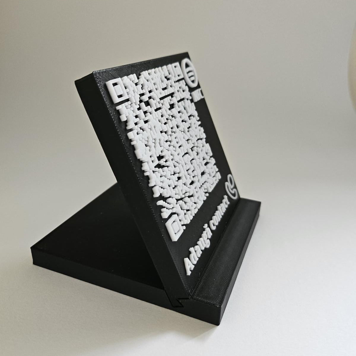 Stand elegant cu cod QR și NFC pentru adăugare rapidă de contact