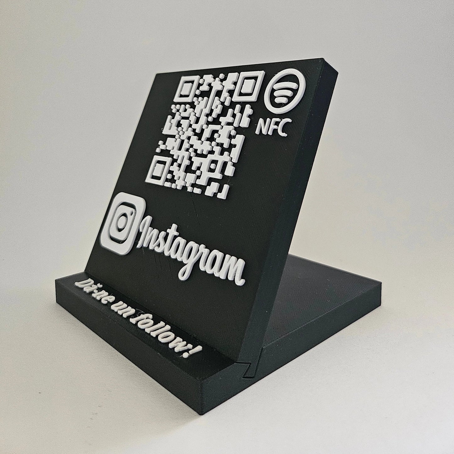 Stand cu cod QR și NFC pentru pagina de Instagram