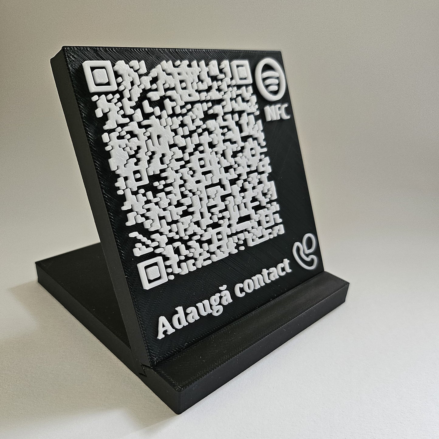 Stand elegant cu cod QR și NFC pentru adăugare rapidă de contact