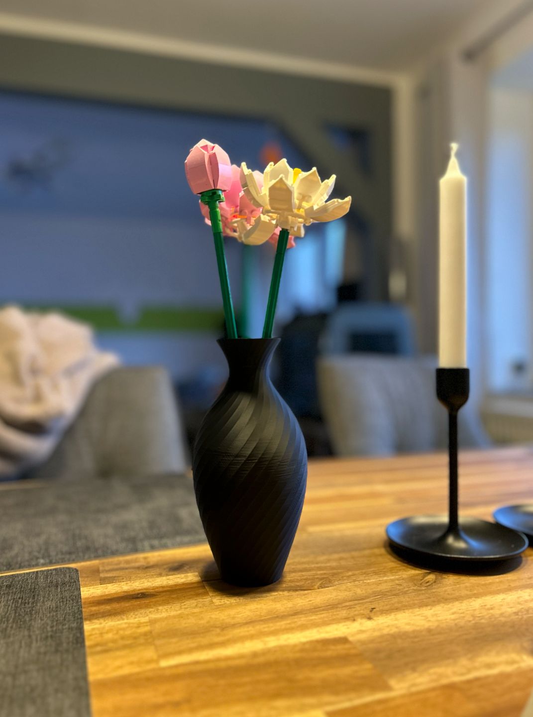 Vază decorativă neagră pentru flori din piese de construcție