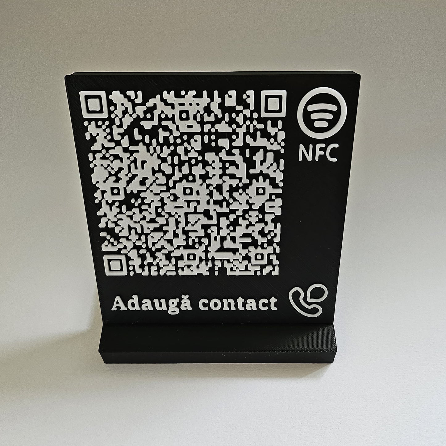 Stand elegant cu cod QR și NFC pentru adăugare rapidă de contact