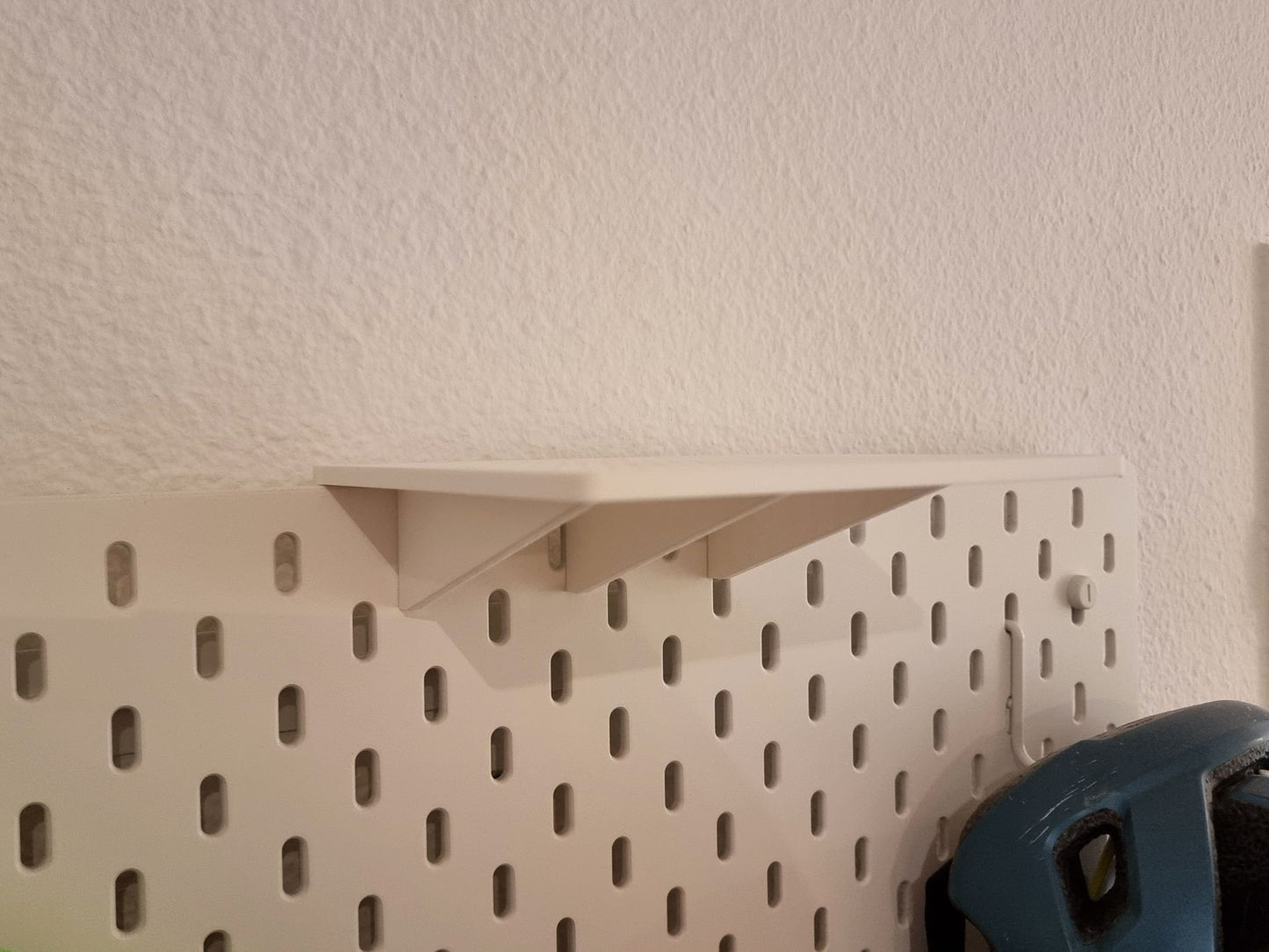 Poliță superioară pentru panou perforat Skadis, 100x100 mm, personalizabilă