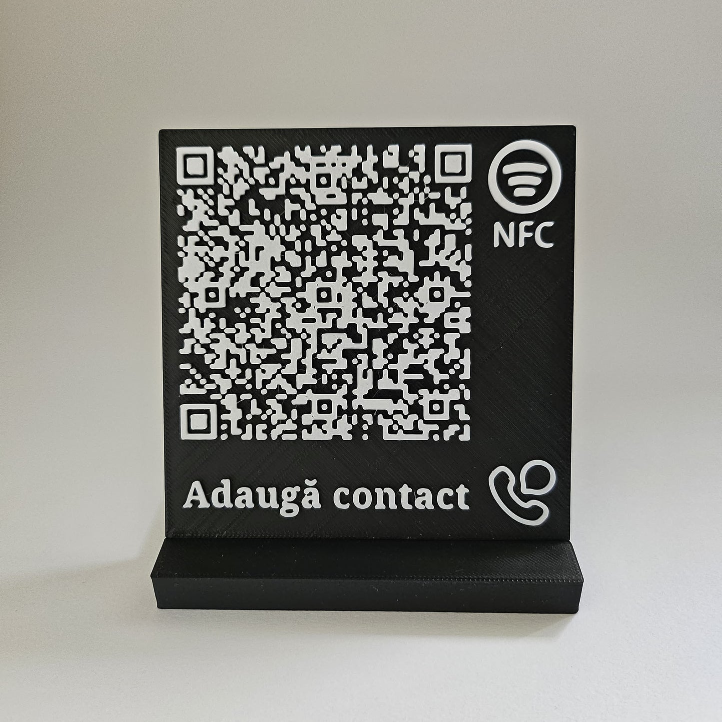 Stand elegant cu cod QR și NFC pentru adăugare rapidă de contact