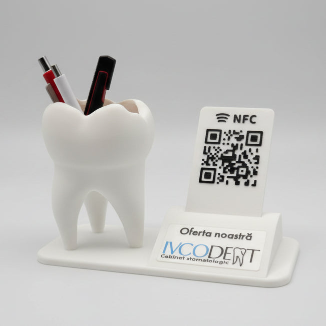 Statuetă cu dinte decorativ, cod QR și NFC – suport pixuri personalizabil pentru clinici stomatologice