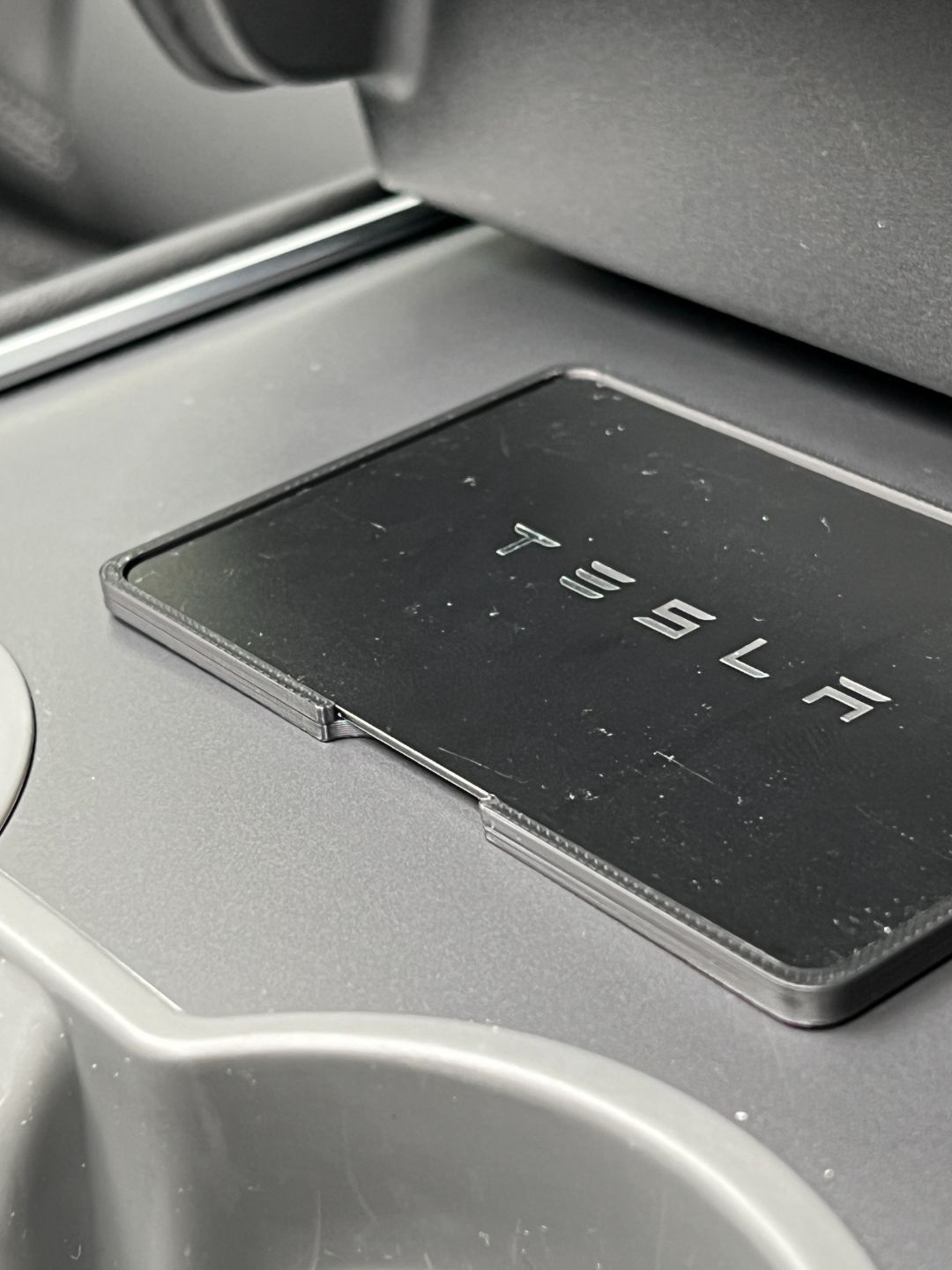 Suport pentru card cheie Tesla – fixare sigură în mașina ta