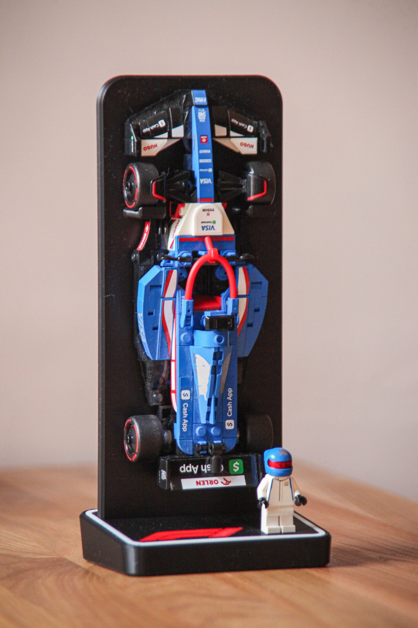 Suport vertical pentru mașini LEGO Speed Champions F1 cu bază pentru minifigurină