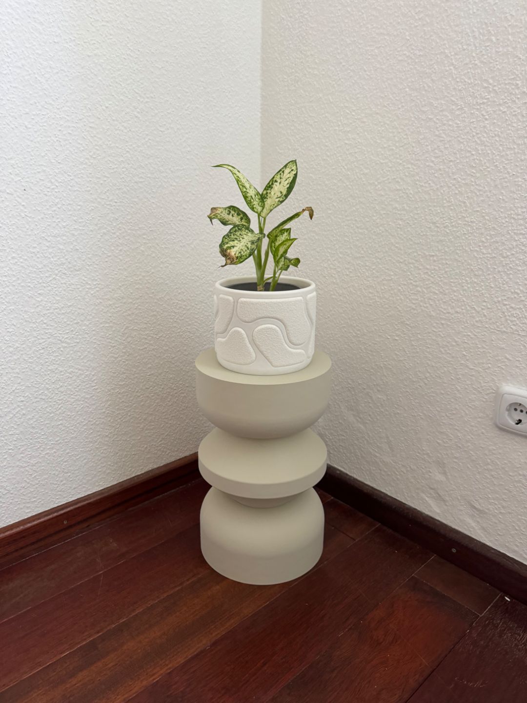 Măsuță laterală minimalistă, ideală ca noptieră sau suport pentru plante