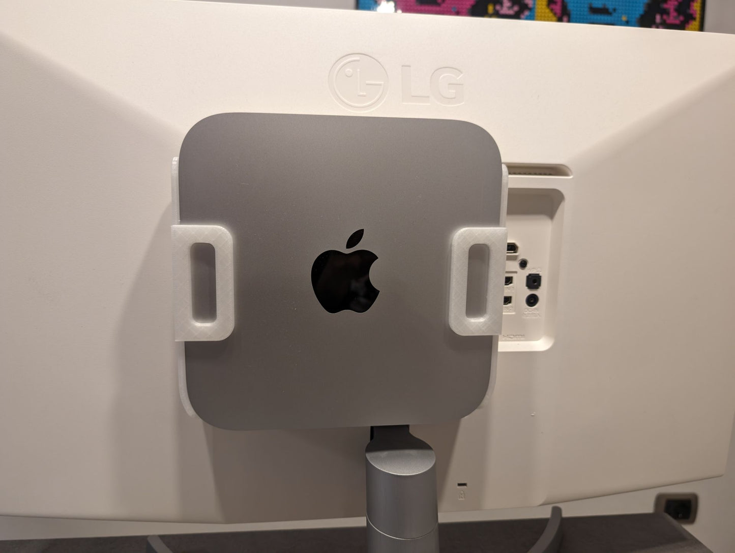 Suport compact pentru Apple Mac Mini M2 – montare pe monitor sau perete