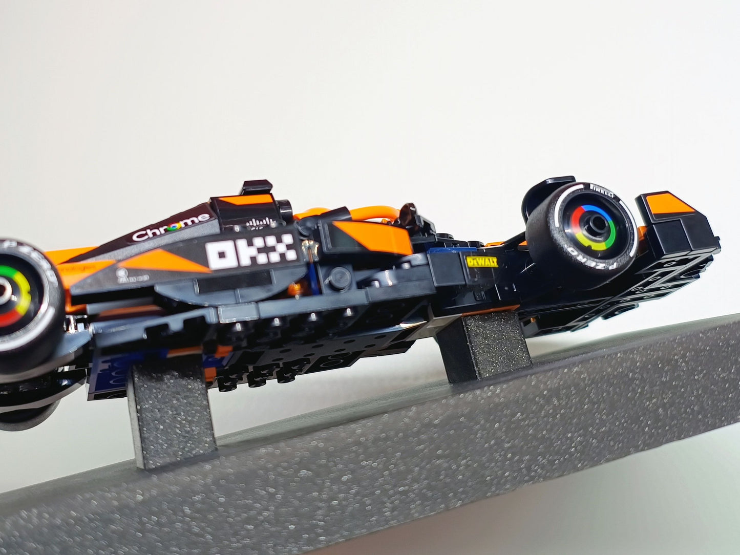 Suport display F1 pentru mașini Lego Speed Champions cu plăcuțe de echipă interschimbabile