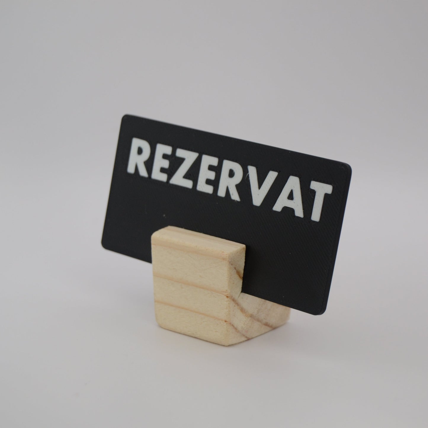 Card cu cod QR, cu suport de lemn natural pentru meniuri și rezervări