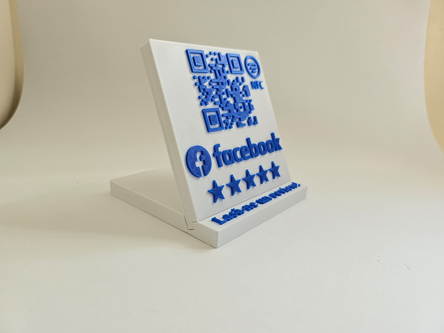Stand cu cod QR și NFC pentru pagina de Facebook