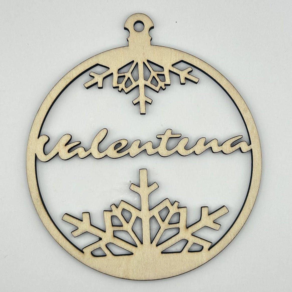 Set decorațiuni de Crăciun din lemn personalizate cu nume, model fulg de nea, 10x10 cm