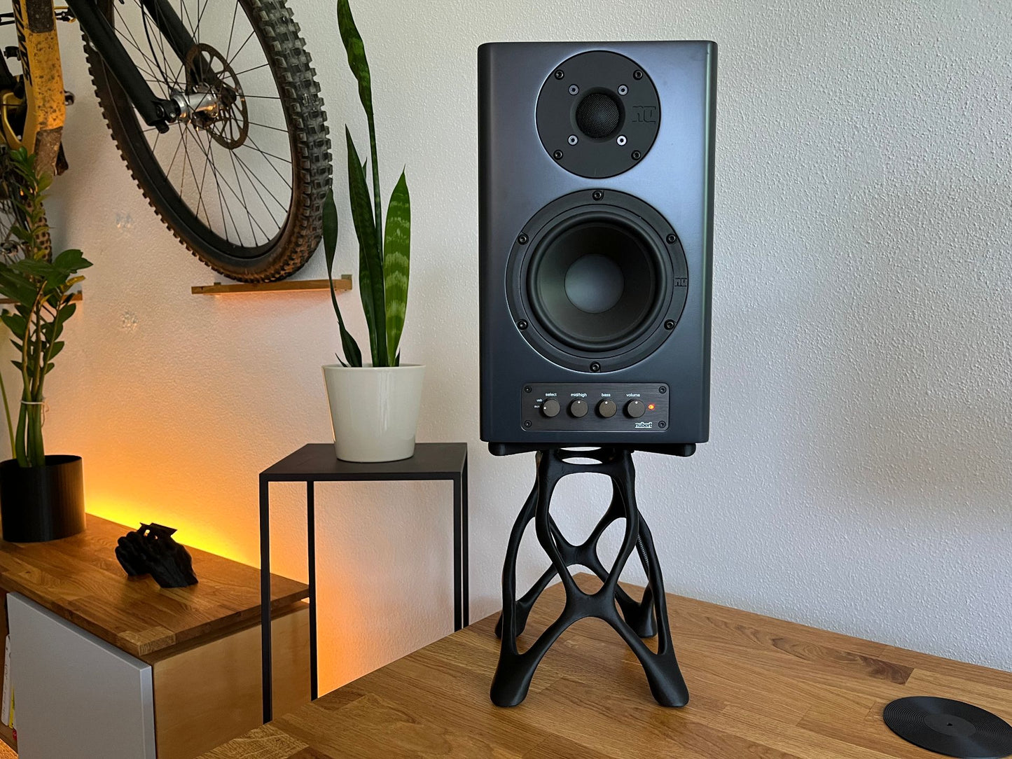 Suport elegant pentru boxă, design organic imprimat 3D