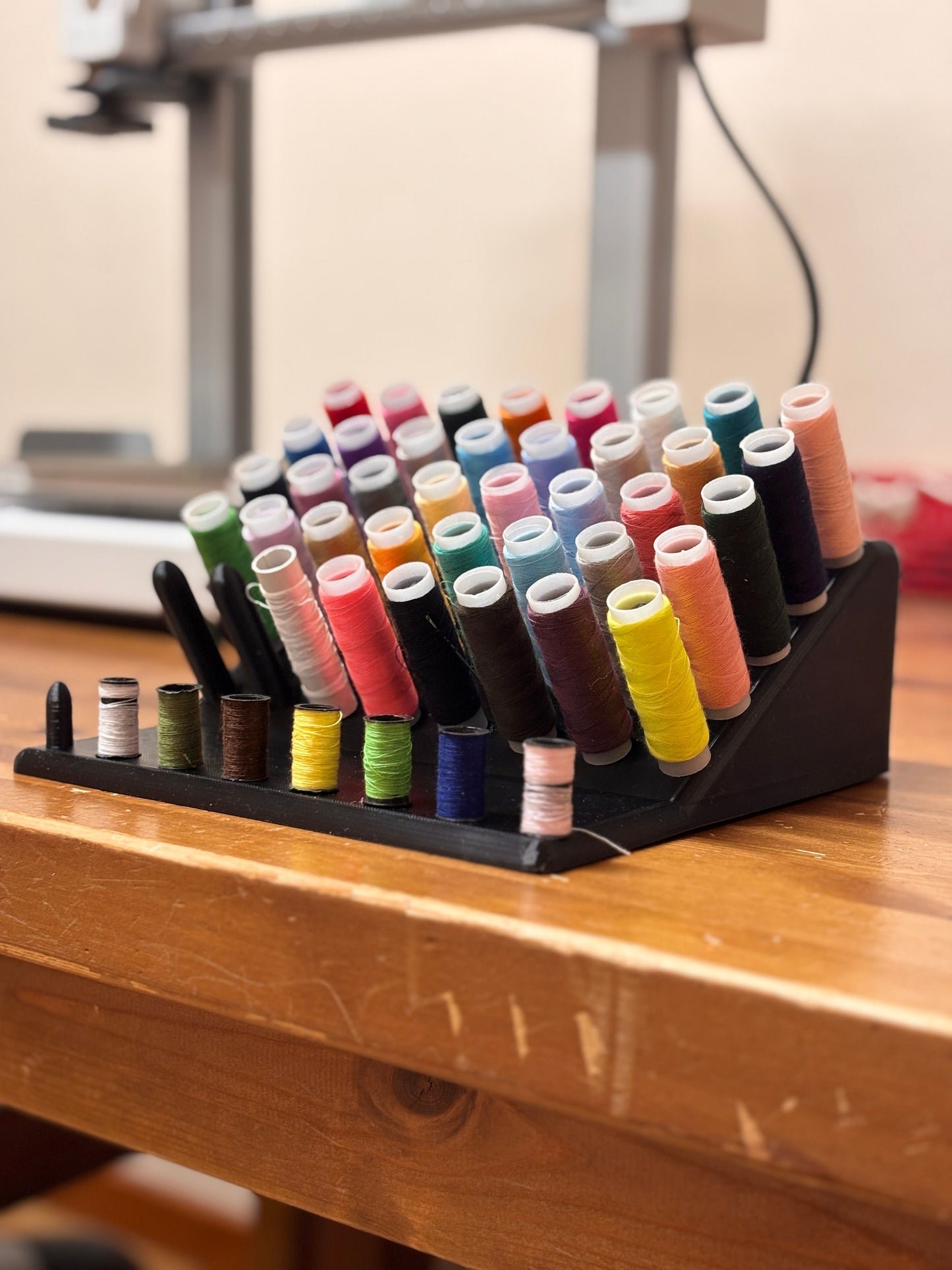 Suport organizator pentru ațe de cusut – 40+ papiote, design înclinat compact