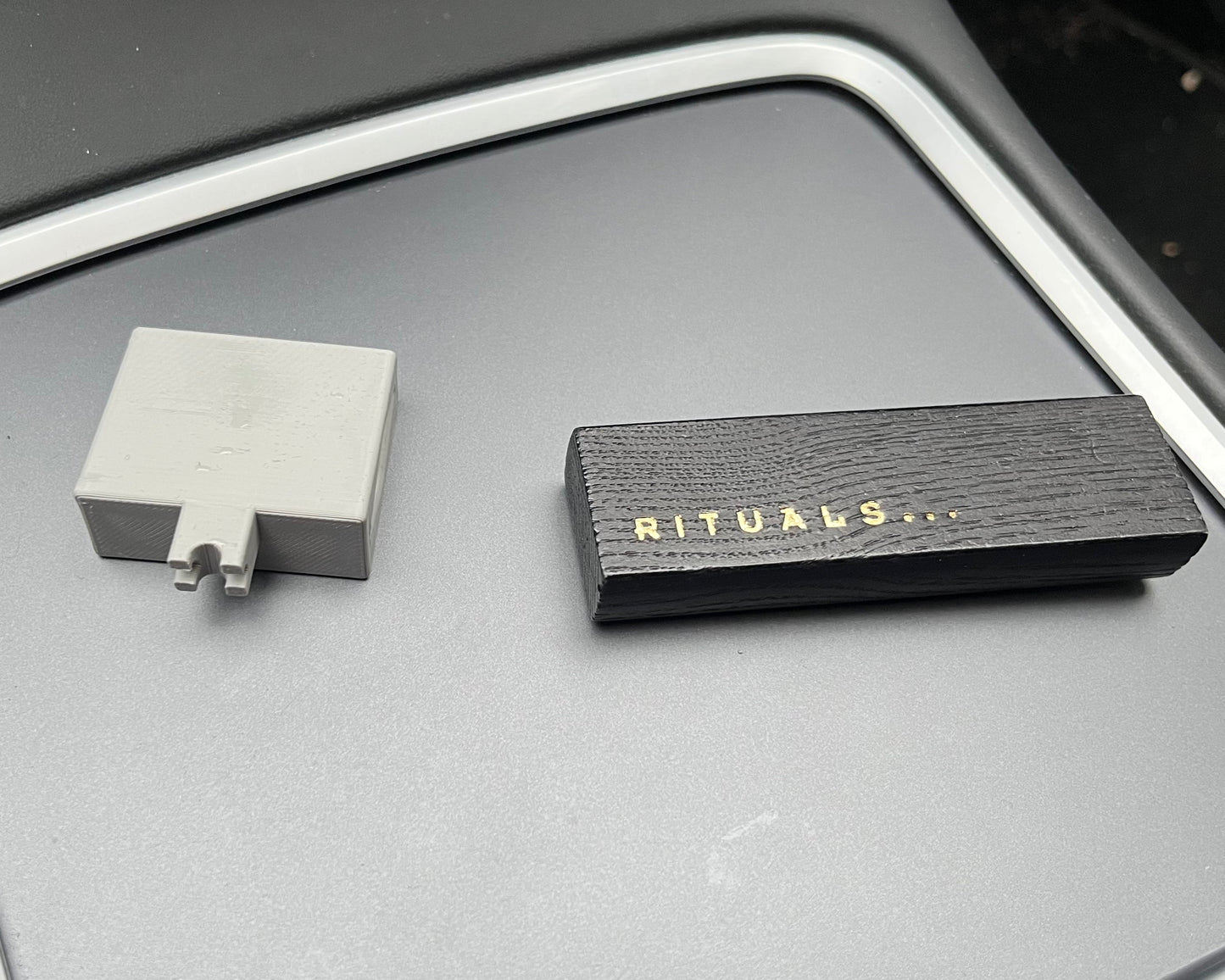 Suport pentru parfumuri auto Rituals Tesla Model 3, Model Y, Model 3 highland (2 buc)