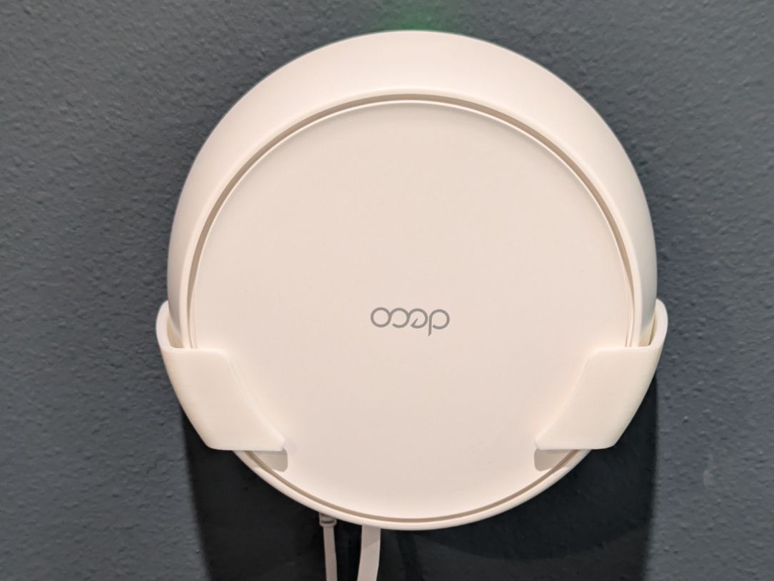 Suport de perete pentru organizarea perfectă a dispozitivului TP-Link Deco BE25
