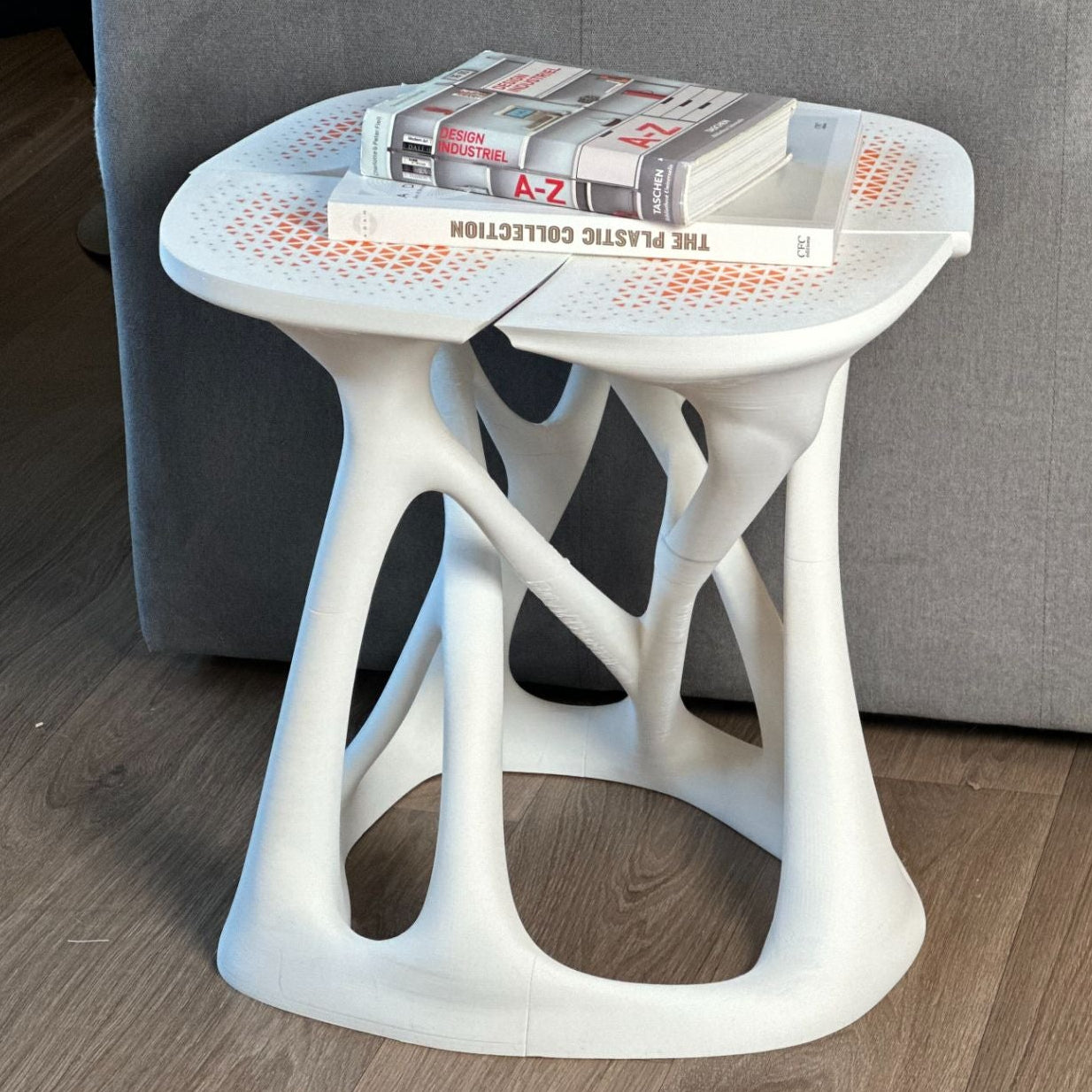 Măsuță de colț cu design organic, modern