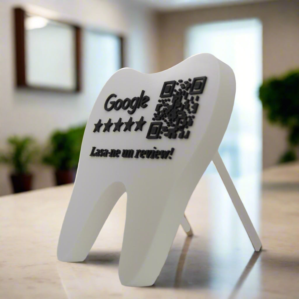 Stand pentru recenzii Google în formă de dinte pe recepția unei clinici stomatologice