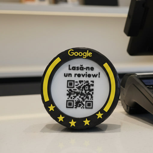 Stand rotund cu cod QR pentru recenzii Google pe o tejghea, lângă terminalul de card