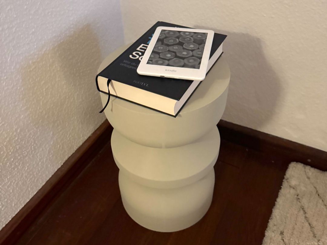 Măsuță laterală minimalistă, ideală ca noptieră sau suport pentru plante