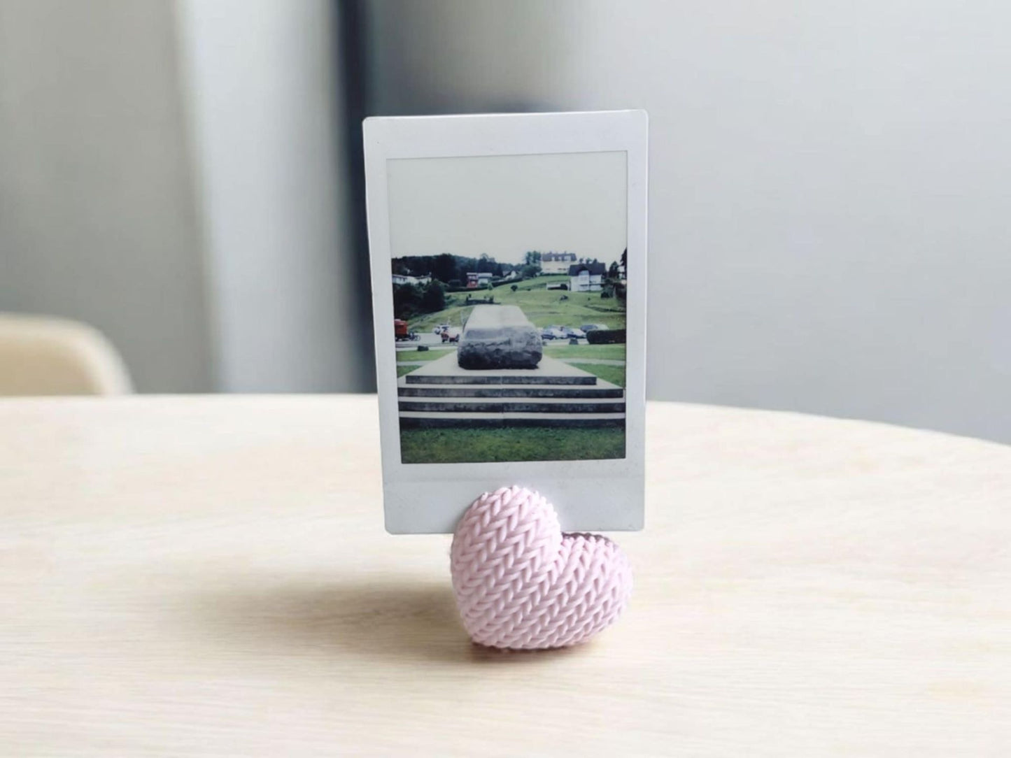 Suport foto inimă împletită pentru poze și amintiri