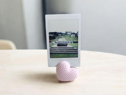 Suport foto inimă împletită pentru poze și amintiri