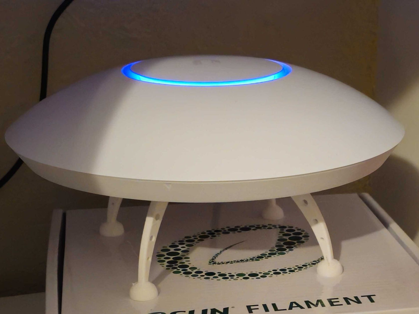 Suport decorativ cu picioare pentru router Ubiquiti U6 – model UFO