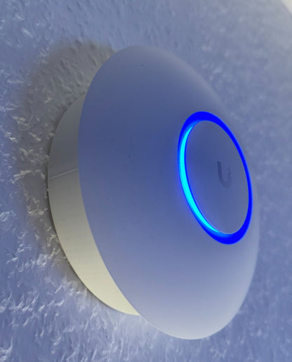 Suport elegant pentru montaj pe perete sau tavan – compatibil Ubiquiti UniFi U6+