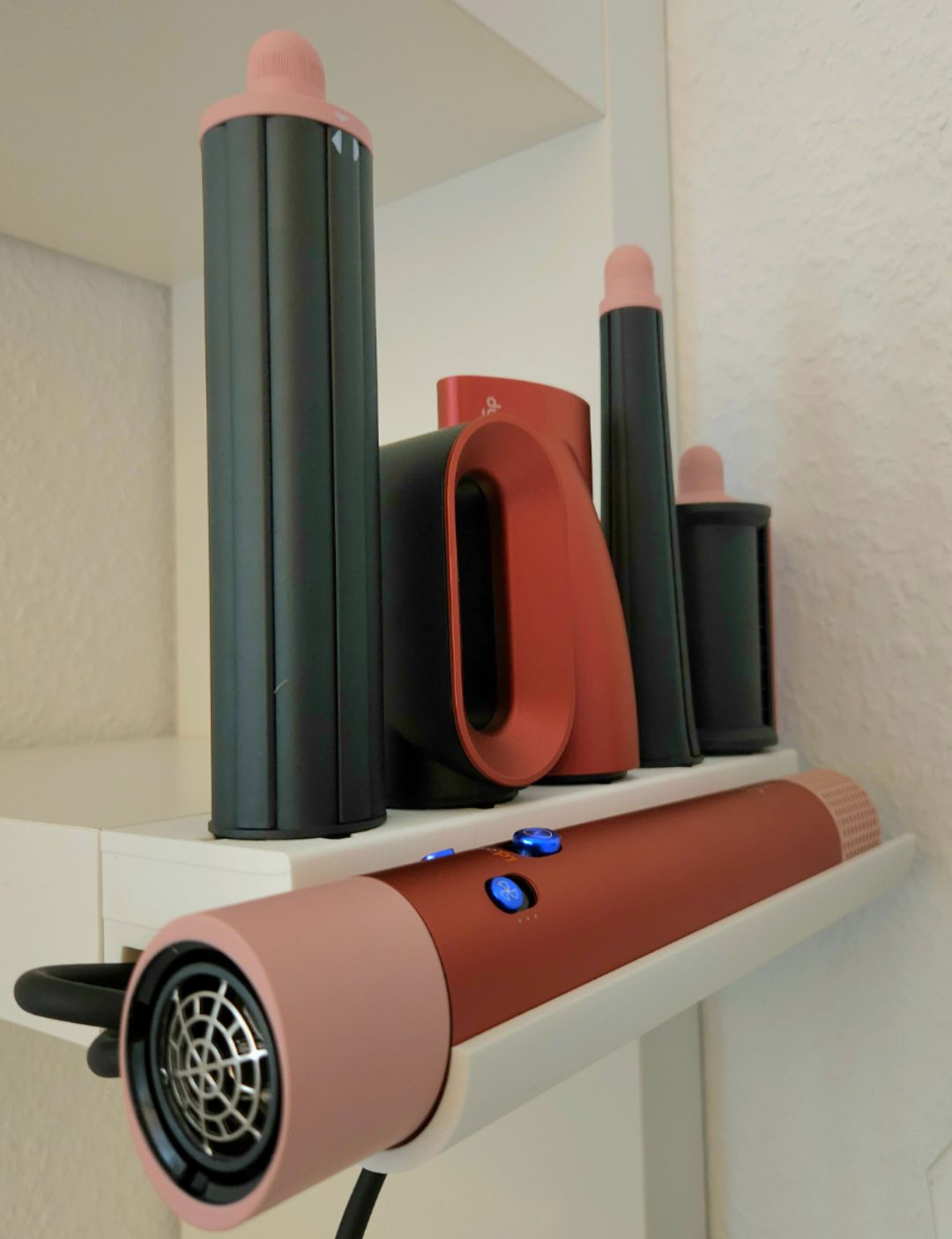Organizator elegant pentru Dyson Airwrap, cu 4 sloturi pentru accesorii