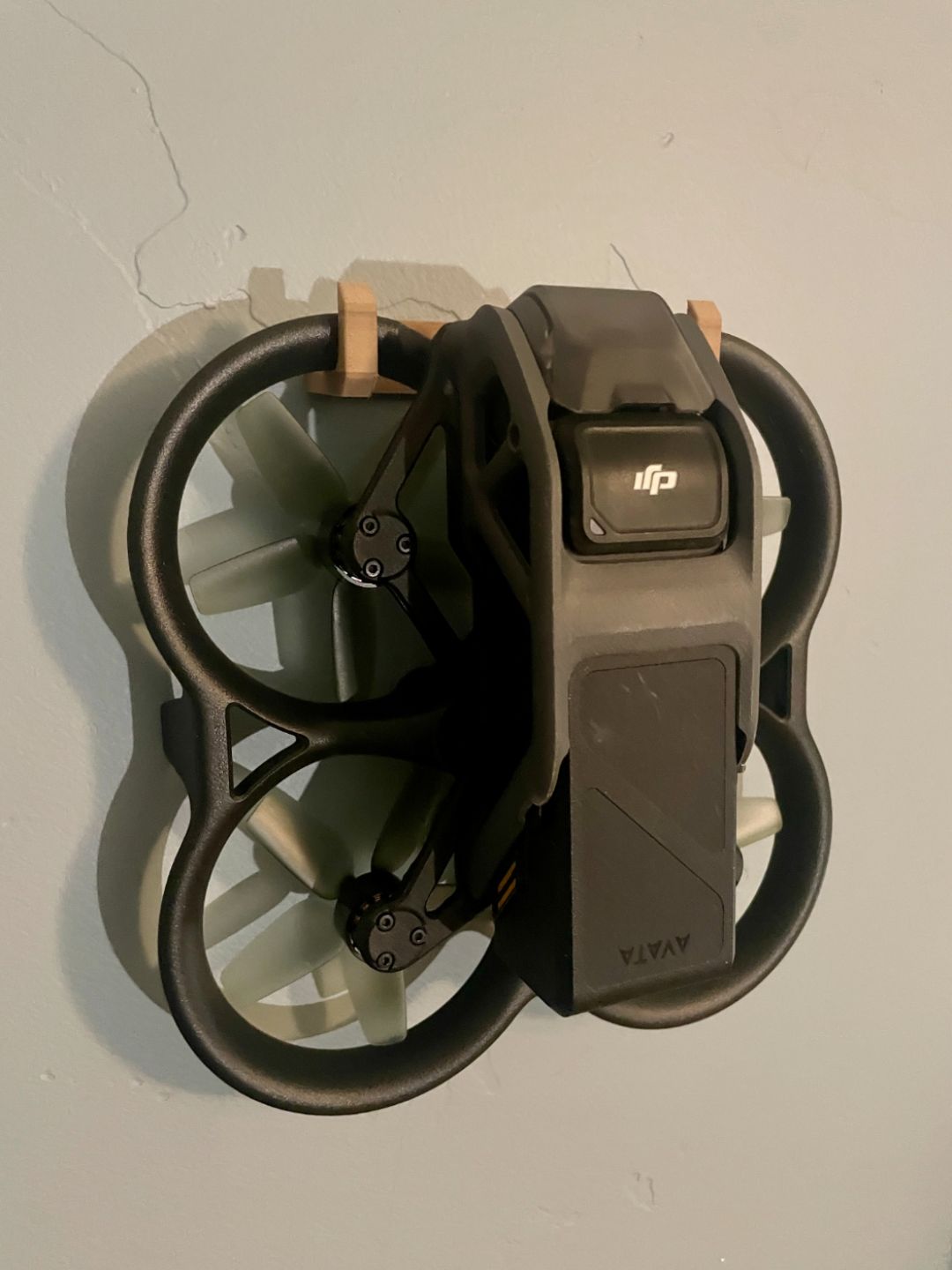 suport de perete sigur pentru drona DJI Avata