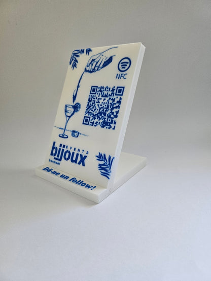 Stand cu cod QR multifuncțional personalizat, cu NFC