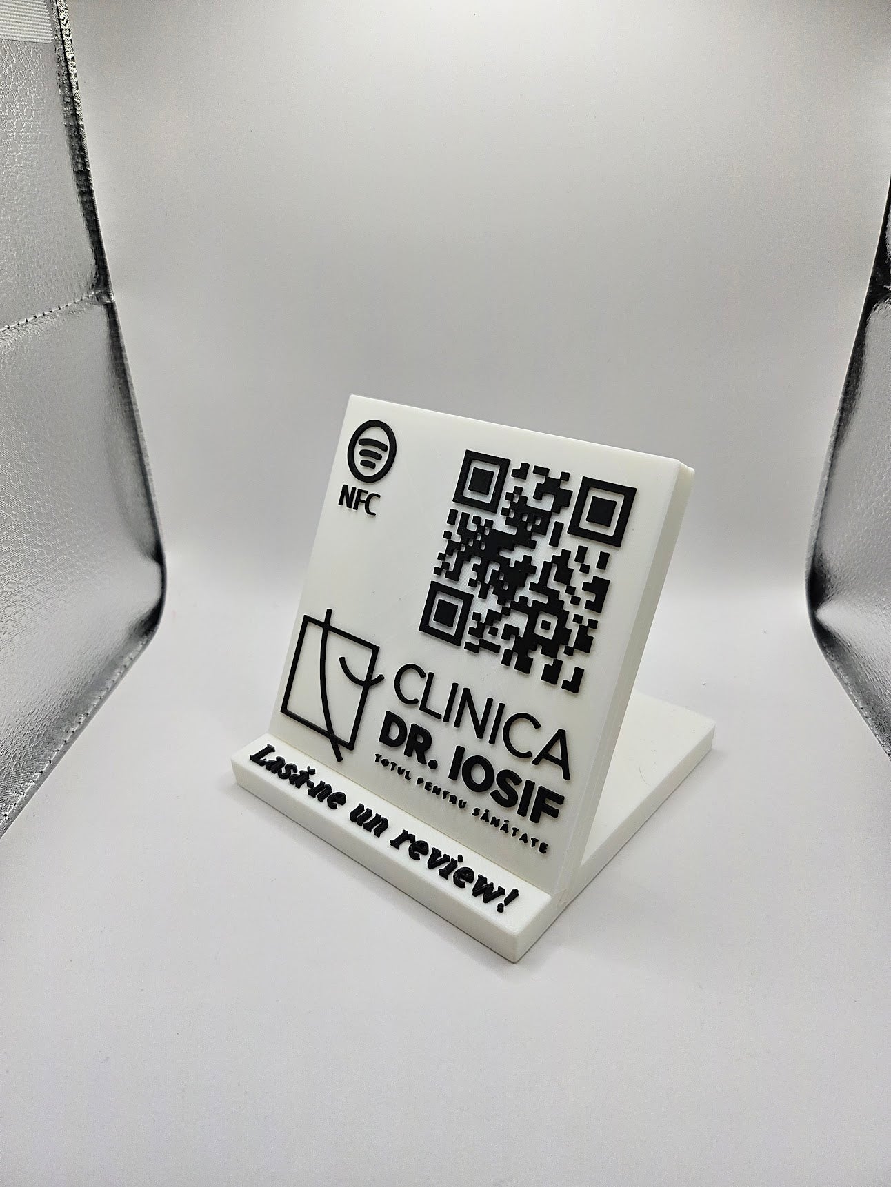 Stand cu cod QR multifuncțional personalizat, cu NFC