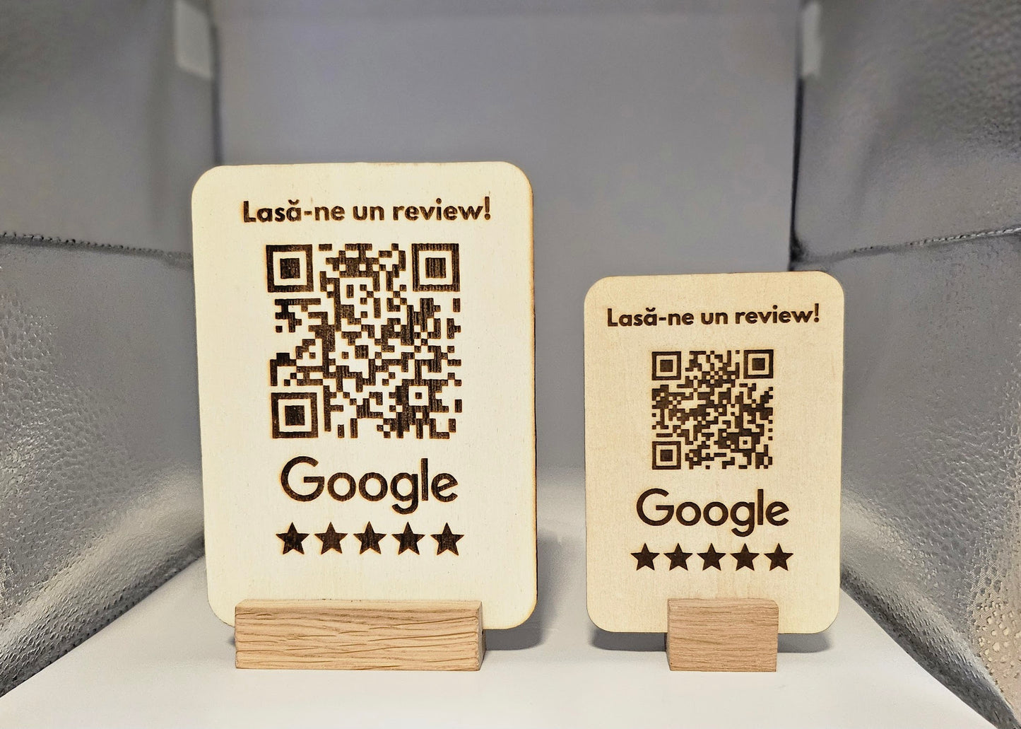 Stand din lemn cu cod QR pentru recenzii Google – personalizabil, cu suport elegant