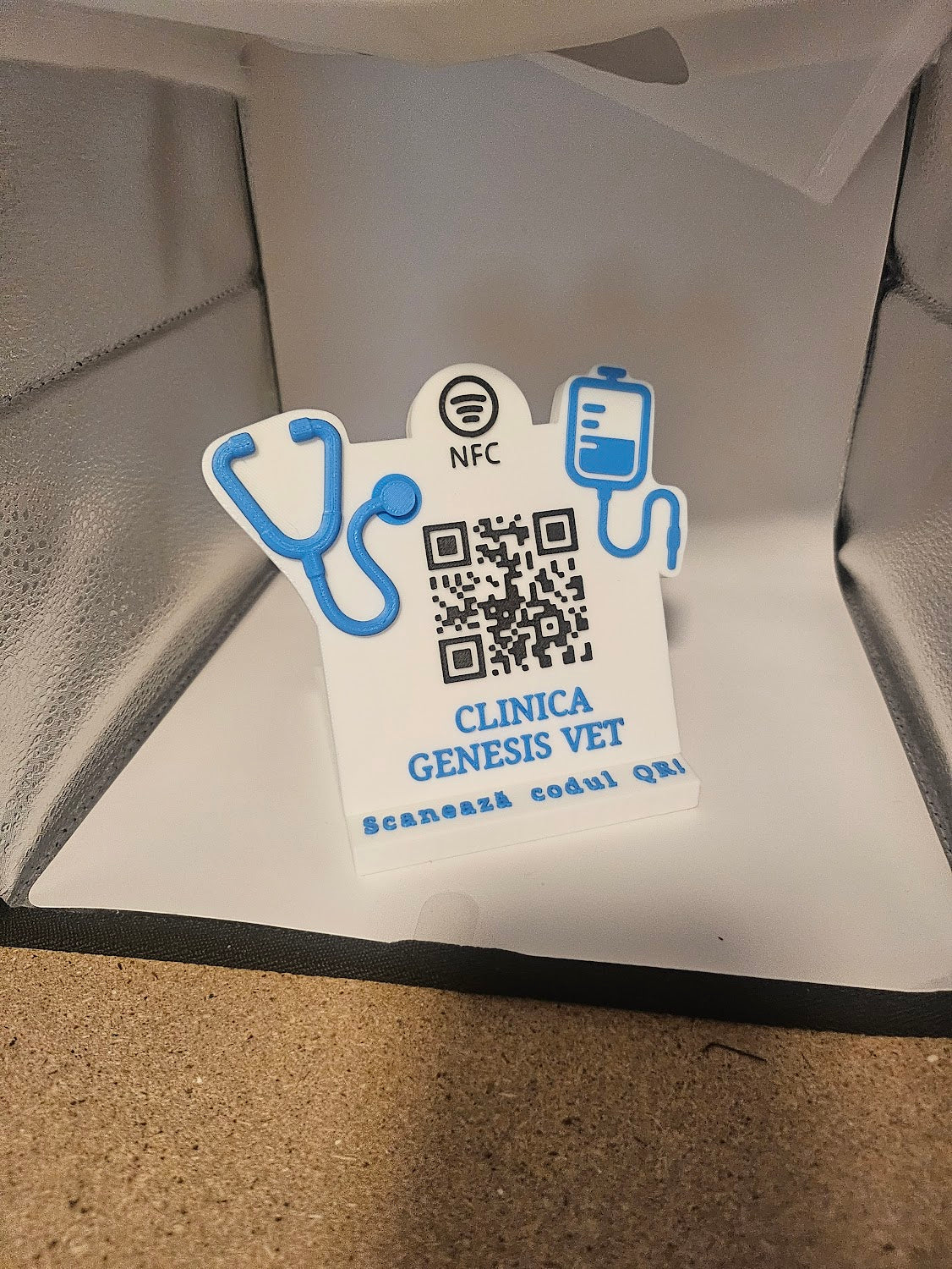 Stand personalizat cu cod QR și NFC pentru clinici medicale, recenzii și feedback rapid