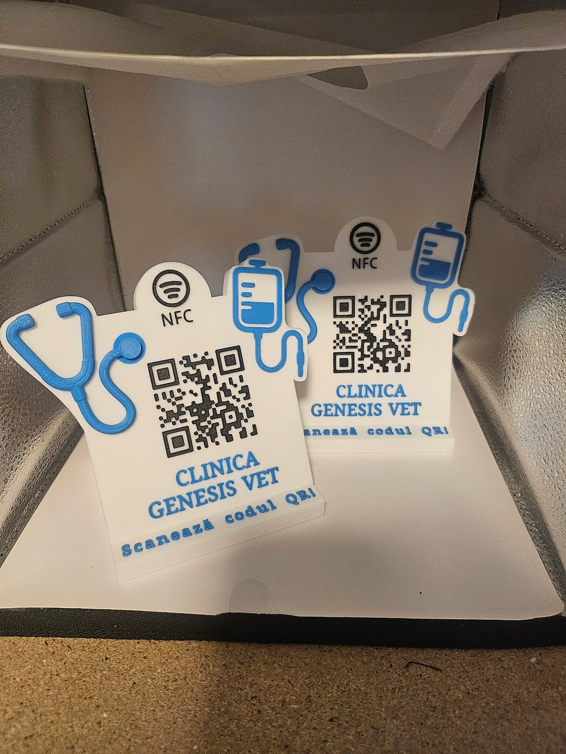 Stand personalizat cu cod QR și NFC pentru clinici medicale, recenzii și feedback rapid