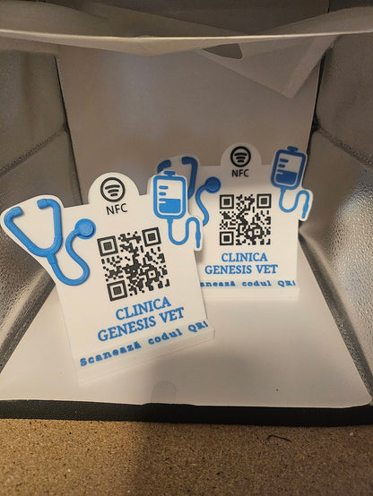 Stand personalizat cu cod QR și NFC pentru clinici medicale, recenzii și feedback rapid