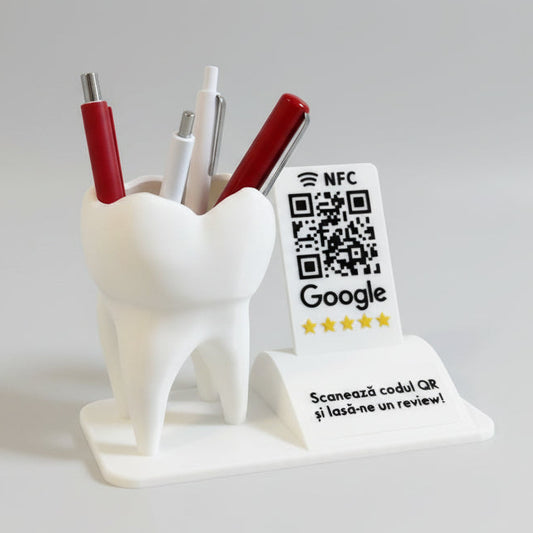 Statuetă cu dinte decorativ, cod QR și NFC – suport pixuri personalizabil pentru clinici stomatologice