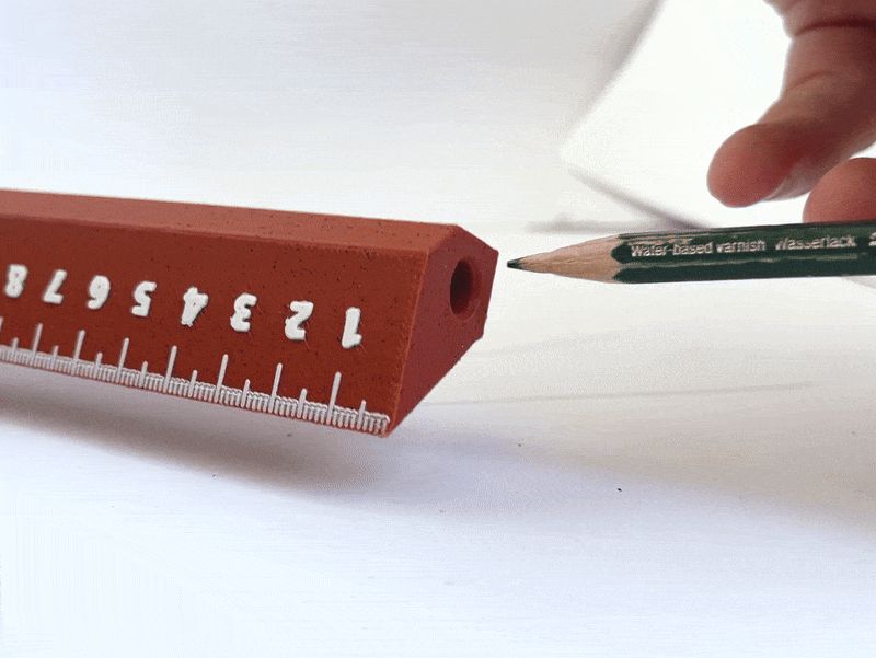 Riglă 3D cu suport pentru creion și mecanism de ejectare