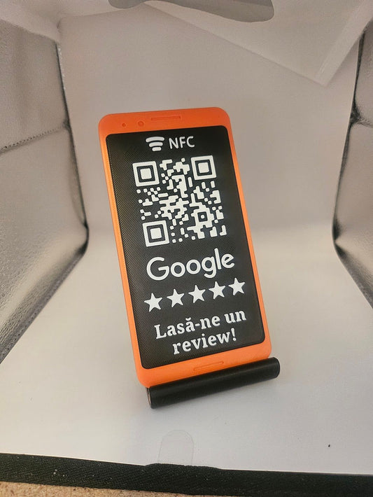 Stand cod QR și NFC pentru recenzii, în formă de telefon