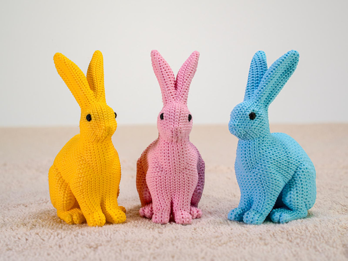 Iepuraș cu design tricotat pentru decor de Paște