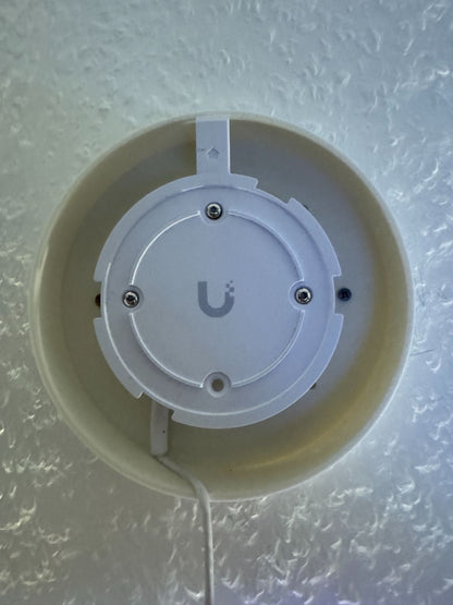 Suport elegant pentru montaj pe perete sau tavan – compatibil Ubiquiti UniFi U6+