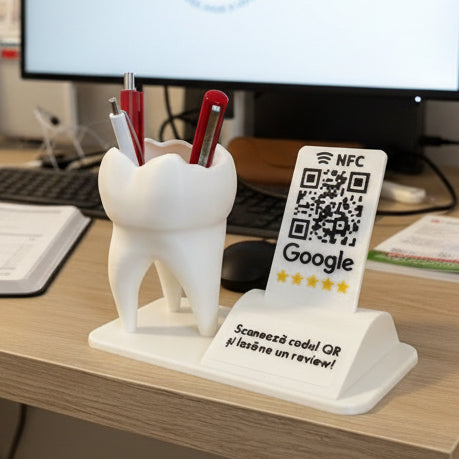 Statuetă cu dinte decorativ, cod QR și NFC – suport pixuri personalizabil pentru clinici stomatologice