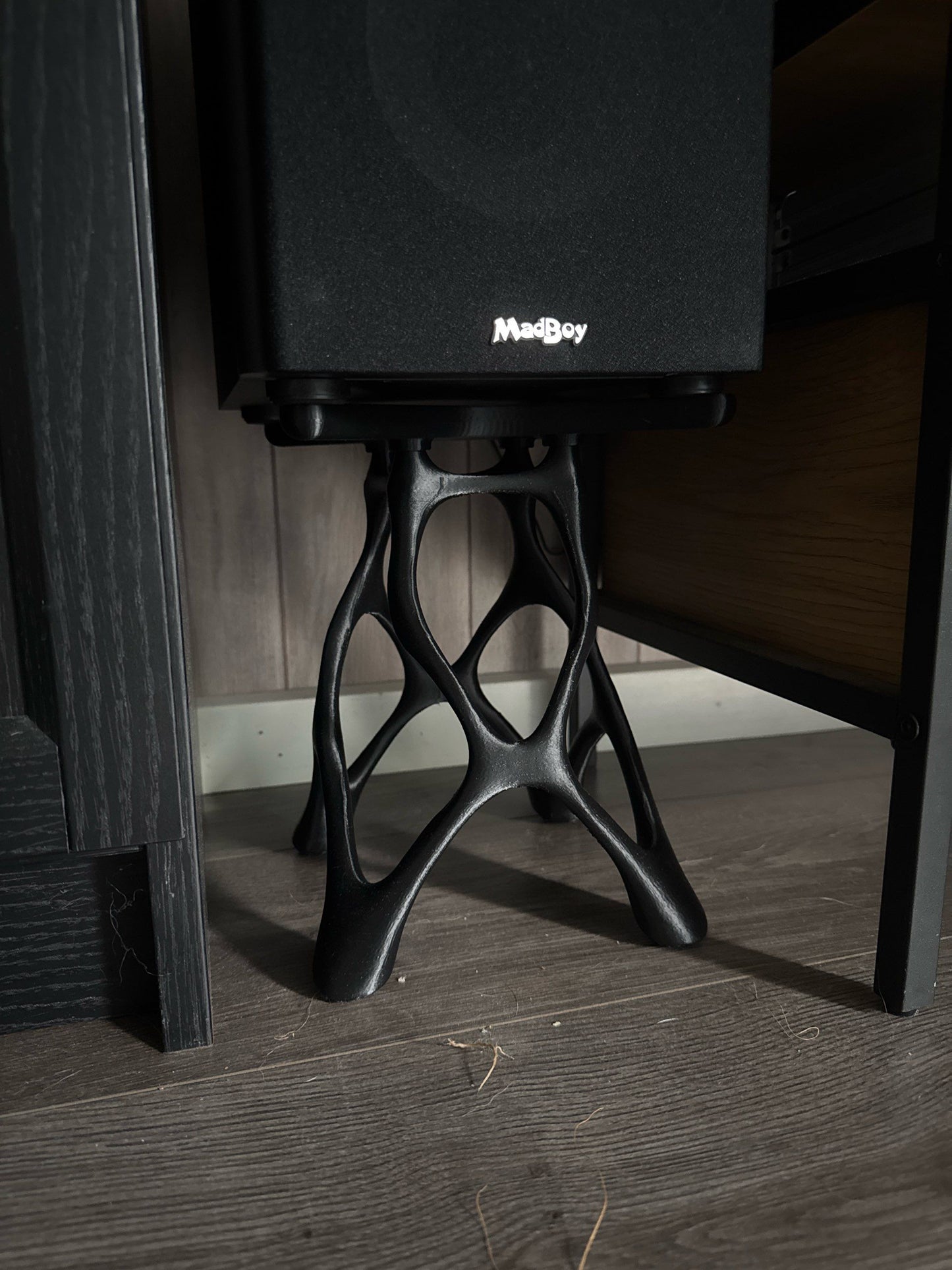 Suport elegant pentru boxă, design organic imprimat 3D