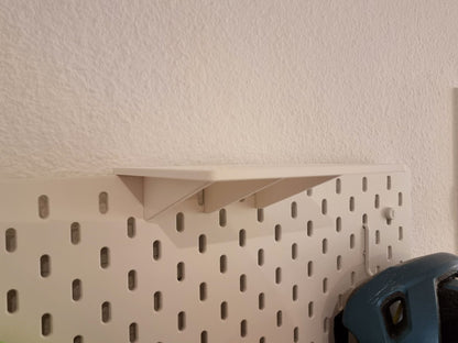 Poliță superioară pentru panou perforat Skadis, 100x100 mm, personalizabilă