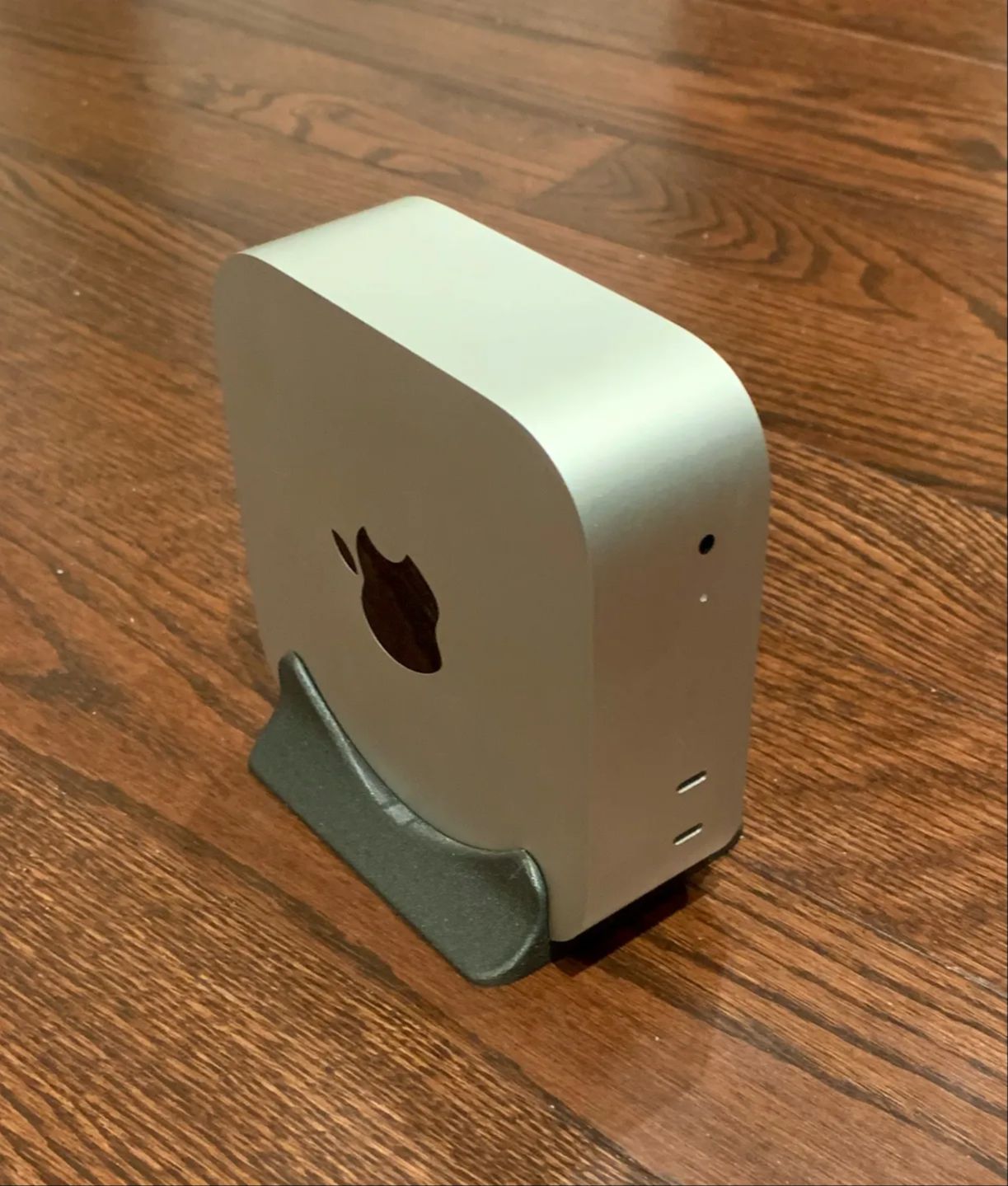 Suport vertical minimalist pentru Apple Mac Mini M4, design elegant, stabil, optimizare spațiu