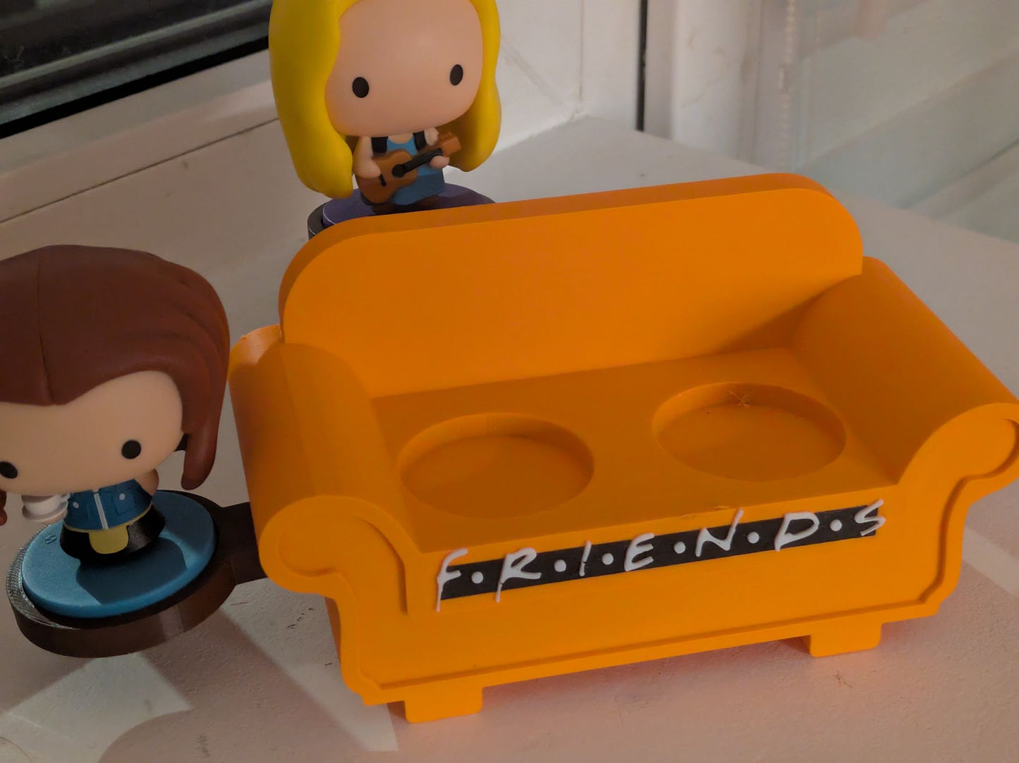 Suport canapea portocalie pentru 6 figurine Friends din happy meal McDonalds