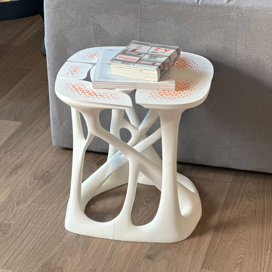 Măsuță de colț cu design organic, modern