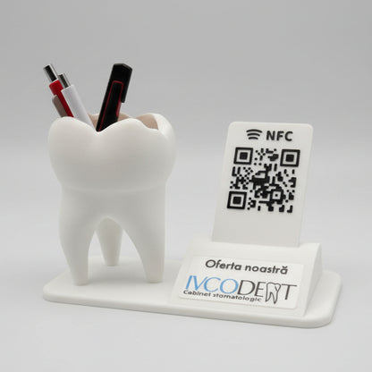 Statuetă cu dinte decorativ, cod QR și NFC – suport pixuri personalizabil pentru clinici stomatologice