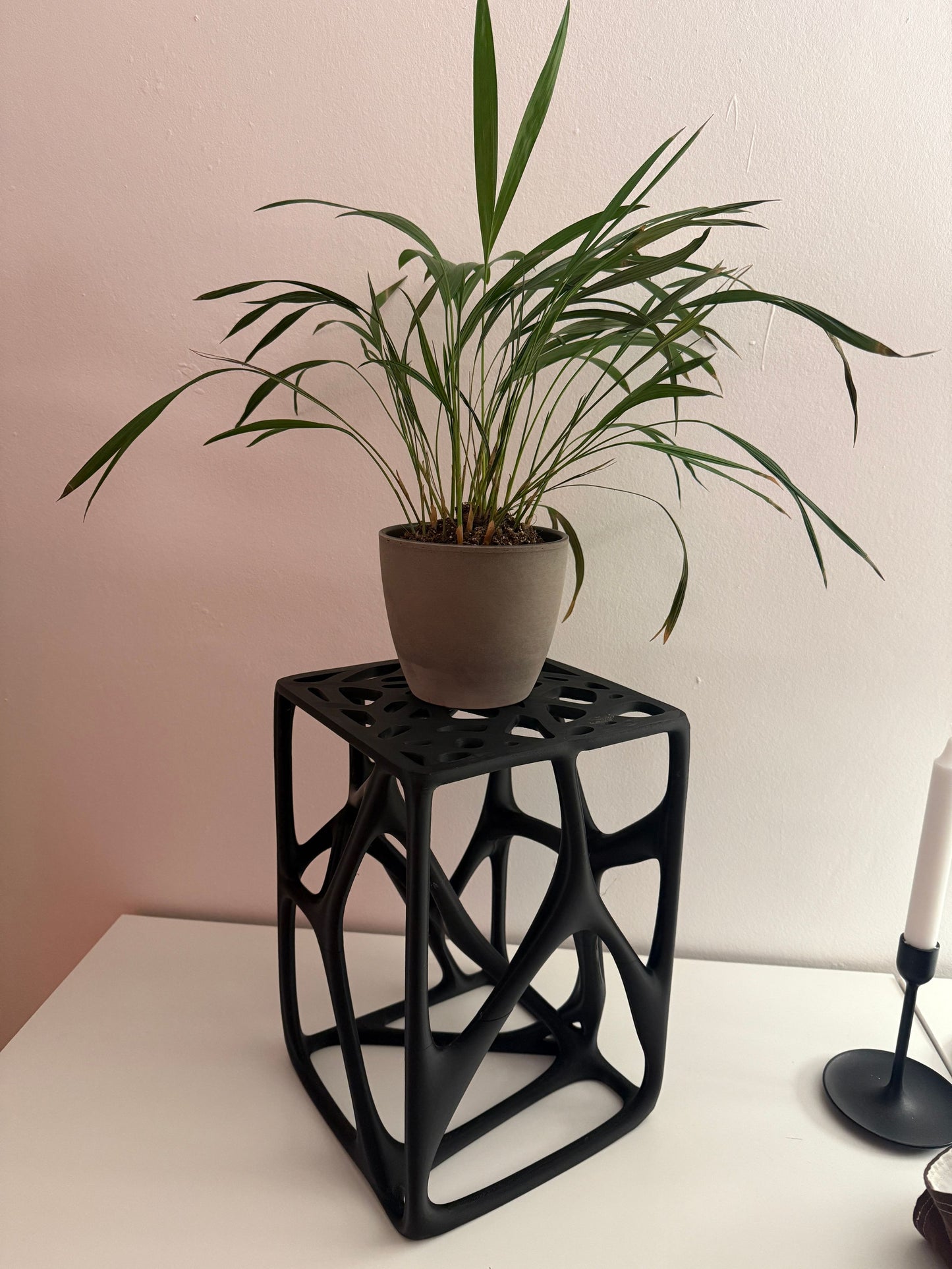 Taburet bionic ușor și versatil din plastic, imprimat 3D