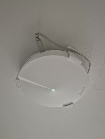 Suport de perete pentru TP-Link Deco M5 – fixare sigură și flexibilă